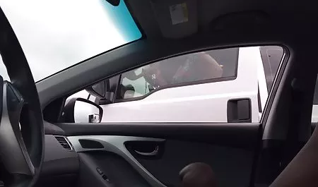 Sexy morena de sexo de colegialas en peru pie en la pick-up