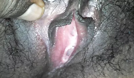 Una mujer joven peru sex tube hace mamada en el balcón
